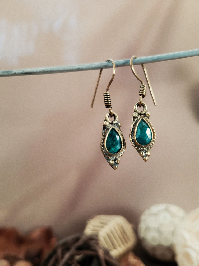 Boucles d’oreilles en laiton et agate verte – élégance minimaliste