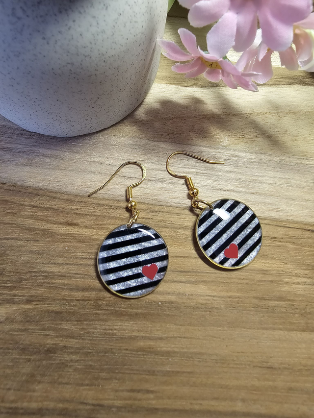 Boucles d&#039;oreilles 20mm OR -&quot;Un Cœur à la Mer&quot; — L&#039;élégance au rythme des vagues-noir coeur rouge