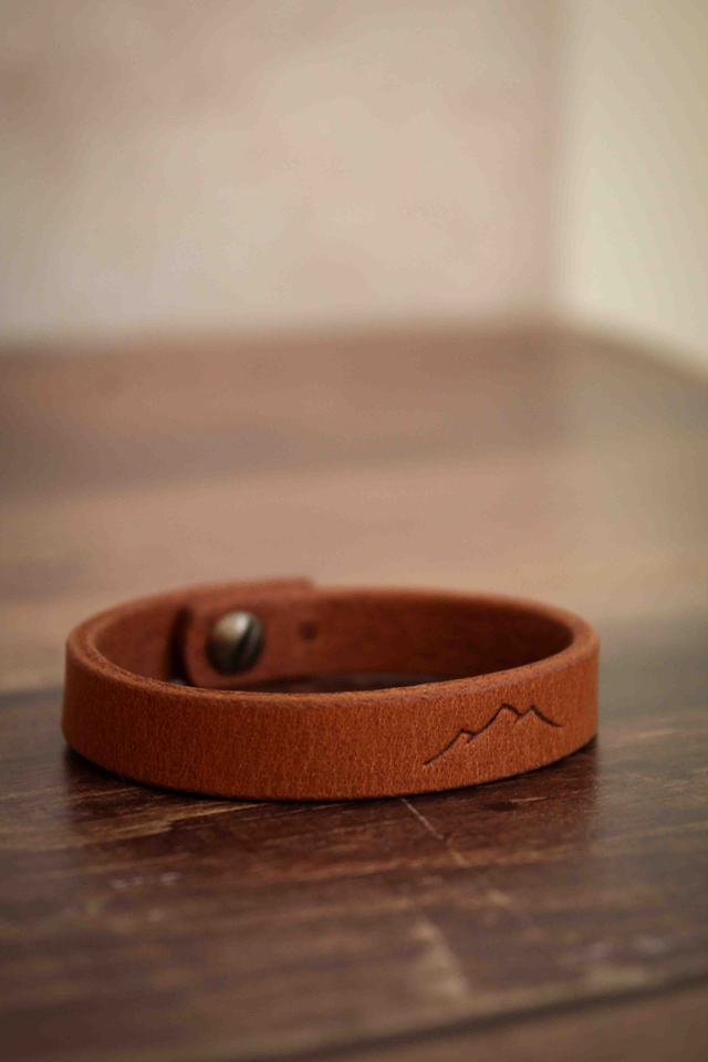 &quot;ORION&quot; - bracelet en cuir minimaliste en cuir tannage végétal - couleur cognac