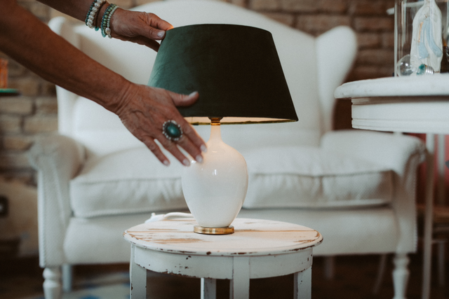 Weiße klassische Tischleuchte aus Metall weiß mit grünem Samtschirm 