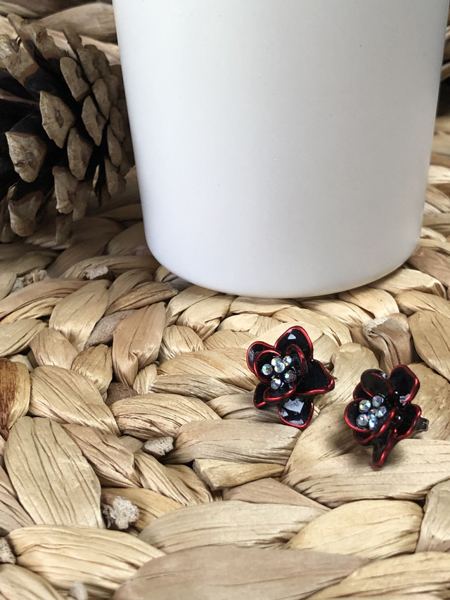 Boucles d'oreilles Joline - petite fleur rouge et noire