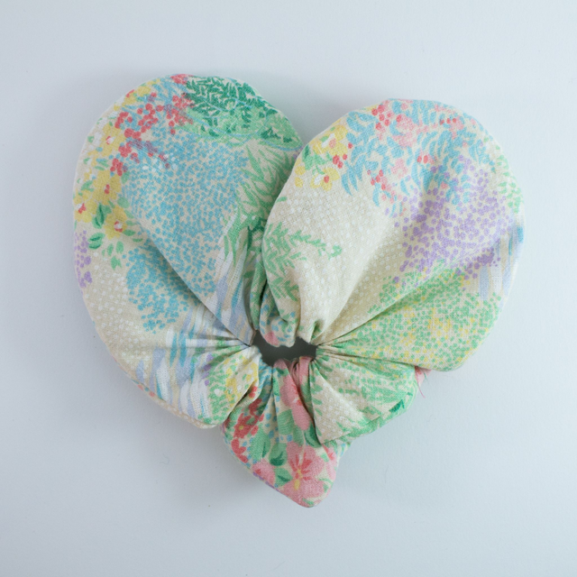 Scrunchy cœur XXL – Motif floral pastel