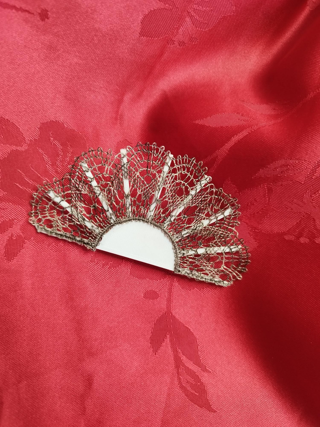 Broche de dentelle éventail. Marron a beige