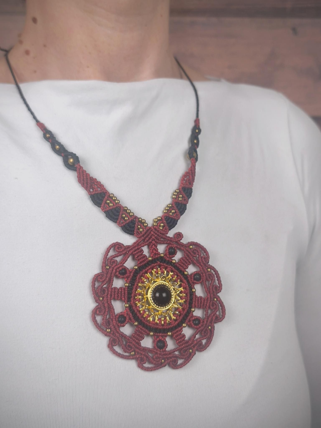 Grand mandala rouge et obsidienne