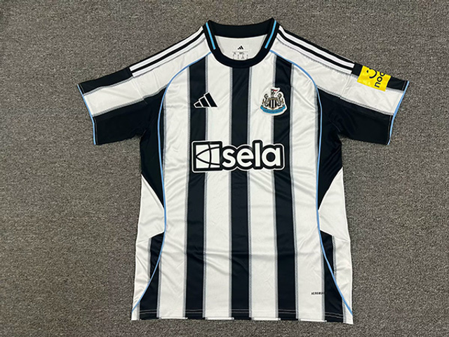 Primera equipación Newcastle United 25, 26