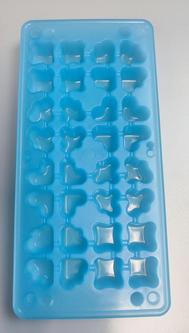 Blaue Eiswürfelform aus Kunststoff für 32 Eiswürfel