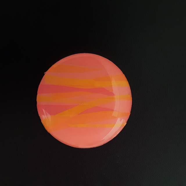 Broche ronde collection Enti color-fond rose et décor graphique rose et orange