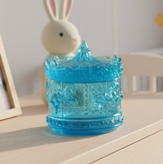 Boîte Carrousel bleue translucide avec nuances de blanc 