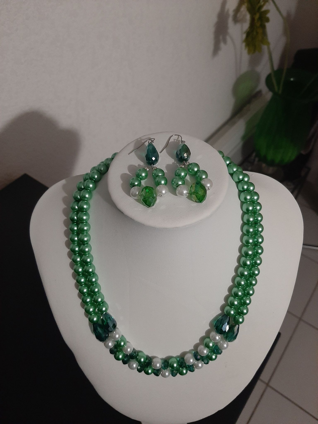 Parure  double vert-blanc-silver  en perle de verre et perle cristal 		