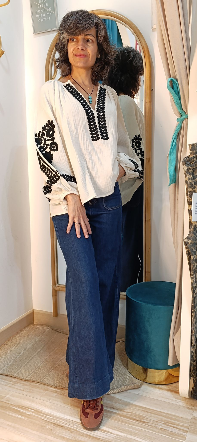 Blusón color crema con apliques bordados en negro