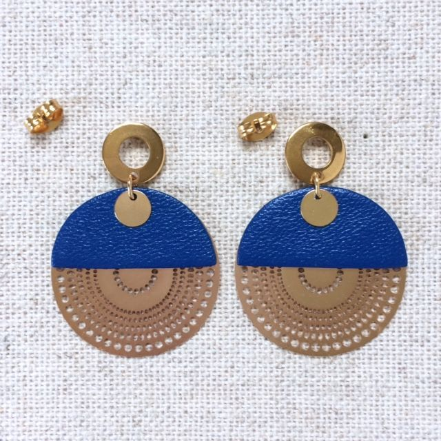 Boucles d’oreilles « Orchestre » dorées, cuir bleu outremer