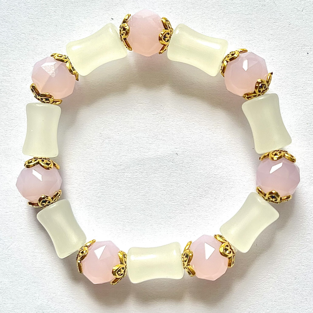 B114 - Bracelet perles en verre roses et blanches 