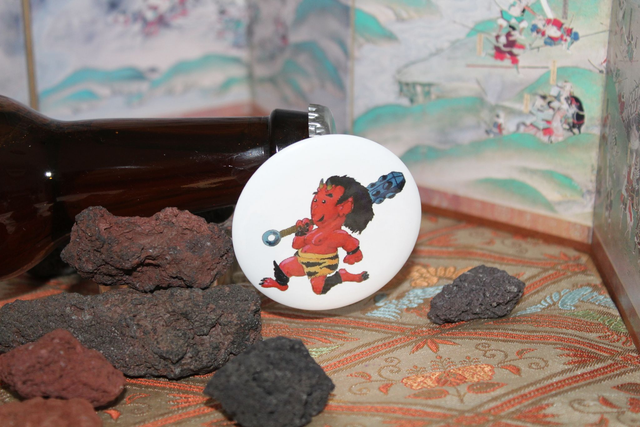 Décapsuleur magnétique  petit Oni Rouge