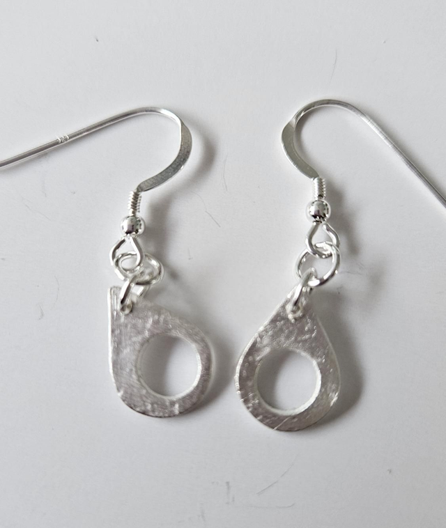 Open teardrop earrings 
