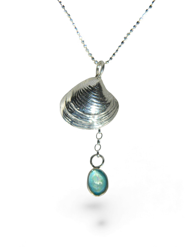 Mediterranean shell pendant with aquamarine stone