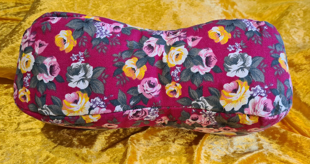 Nackenkissen / Leseknochen mit Rosenmuster