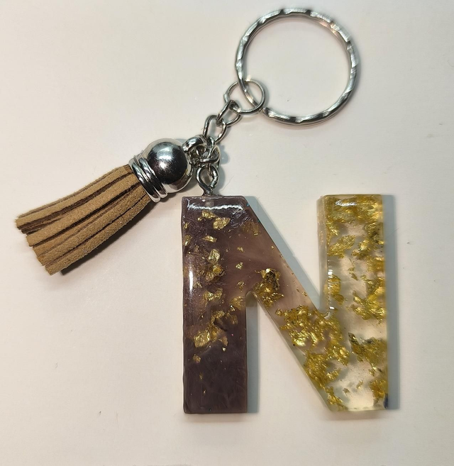 Porte clés initiale "N" marron et feuilles d'or 