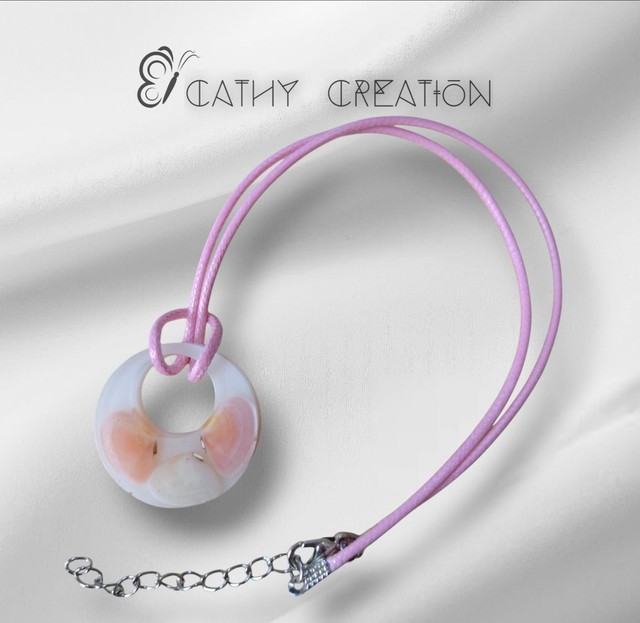 Collier avec inclusion de coquillages 