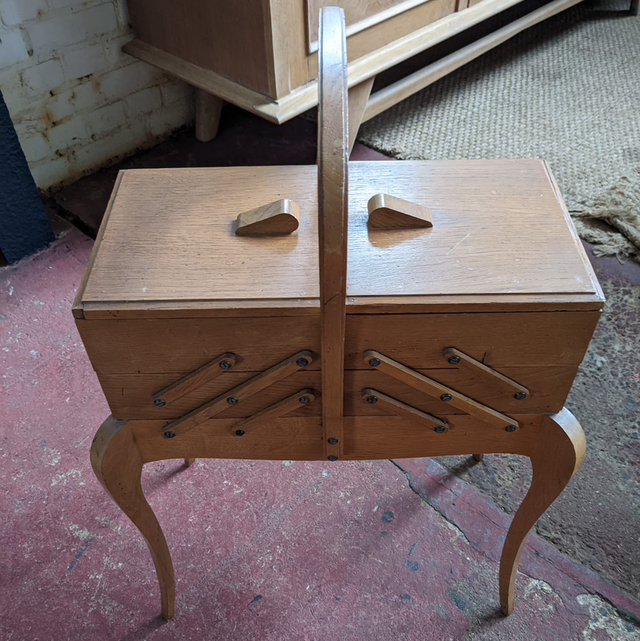 Travailleuse en bois clair