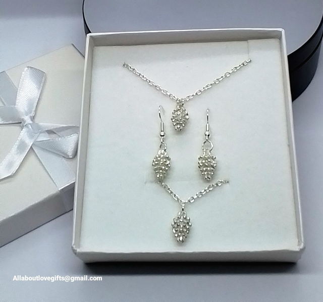 Earings Set Necklace and Bracelet With Acorn Pendants. 