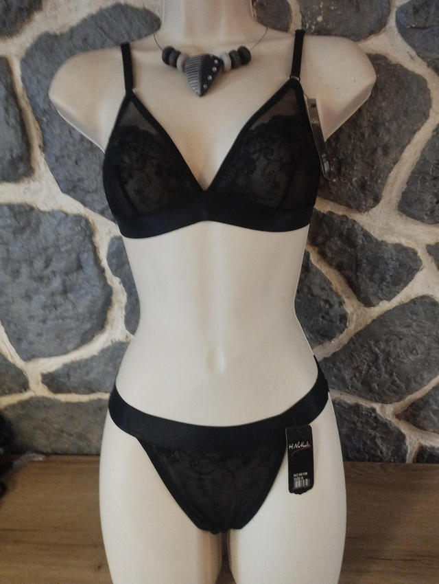 Ensemble triangle décor fleurs légèrement transparent. Haut S et bas XS