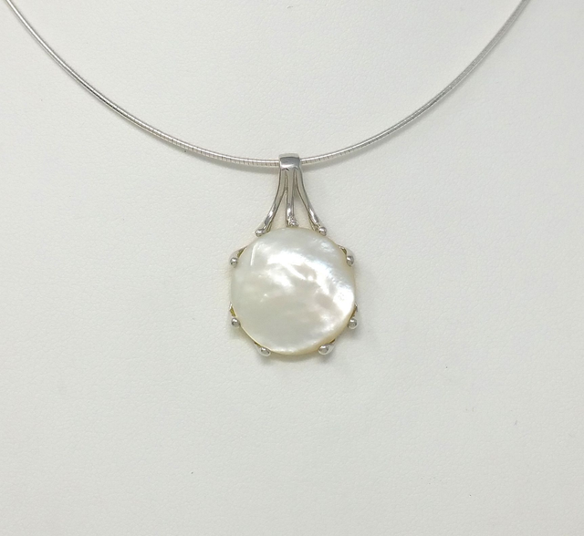 PENDENTIF CABOCHON DE NACRE BLANCHE CERTI DE 9 GRIFFES EN ARGENT MASSIF - VENDU SANS CHAINE - 3411