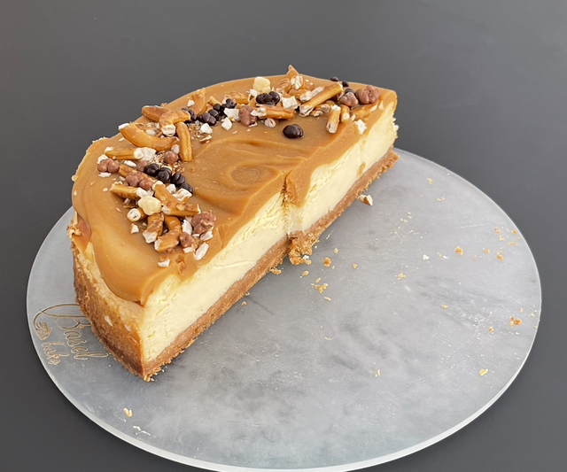 Cheesecake with caramel and pretzels