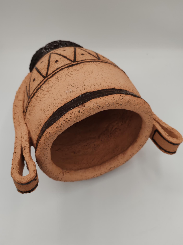 Vase en chamotte style antique