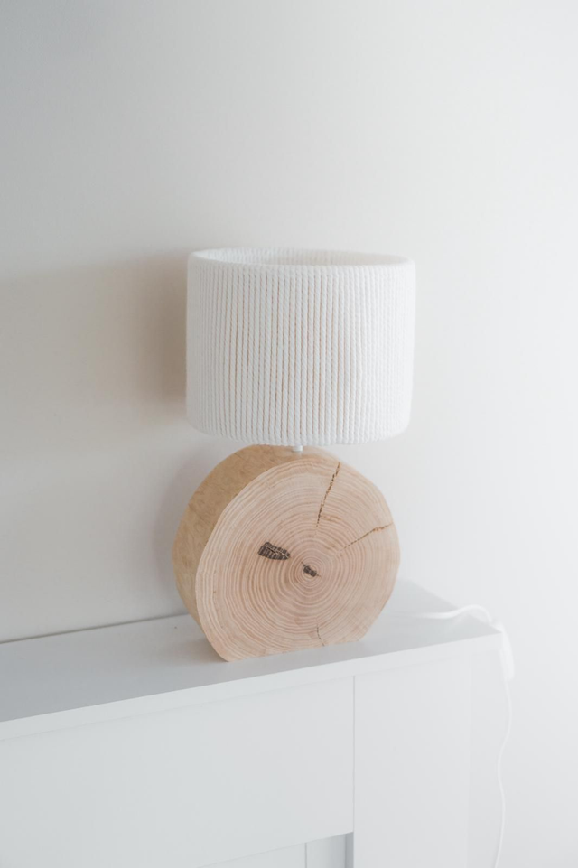 Lampe à poser en bois brut