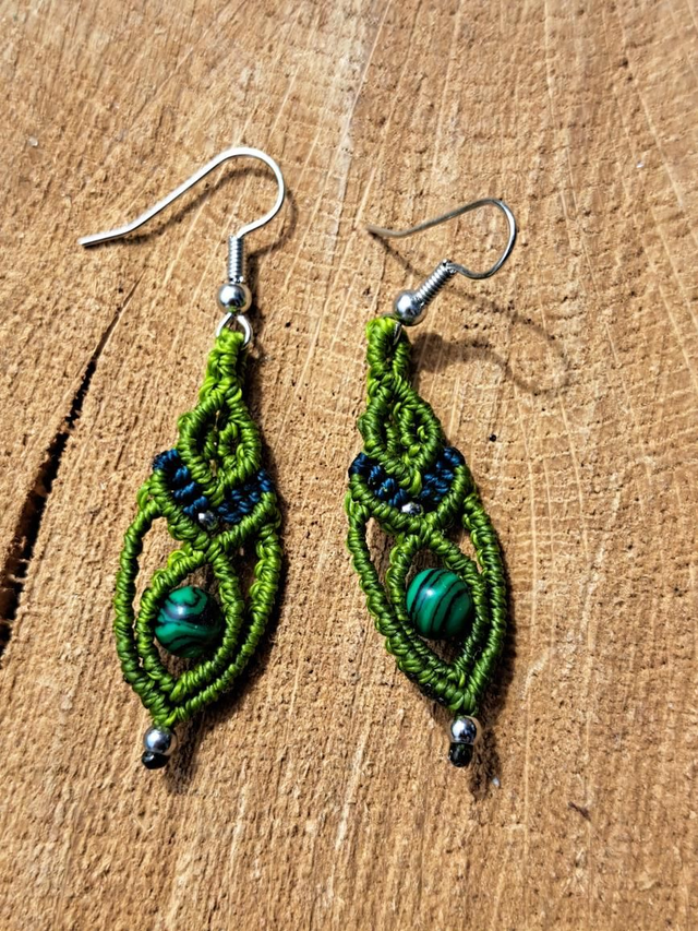 Boucles d'oreilles micro-macramé avec Malachite