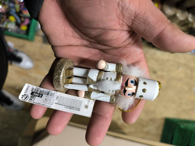 FIGURINE BOIS CASSE NOISETTE 