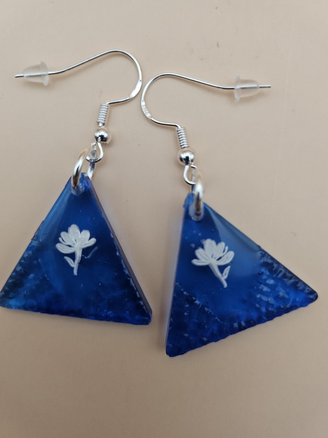Boucles d&#039;oreille en résine - Triangles bleus fleur blanche