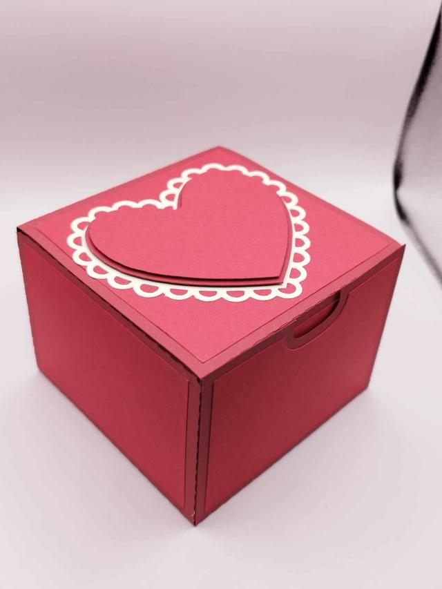 Boîte cadeau rouge et coeur