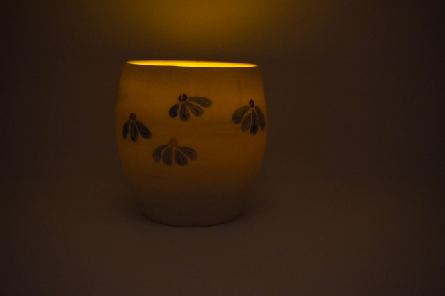 Fyrfadslysestage med blå blomster