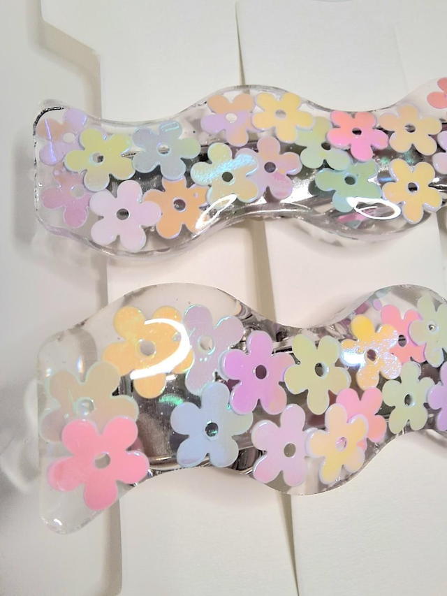 Spring flowers wiggle clip pair