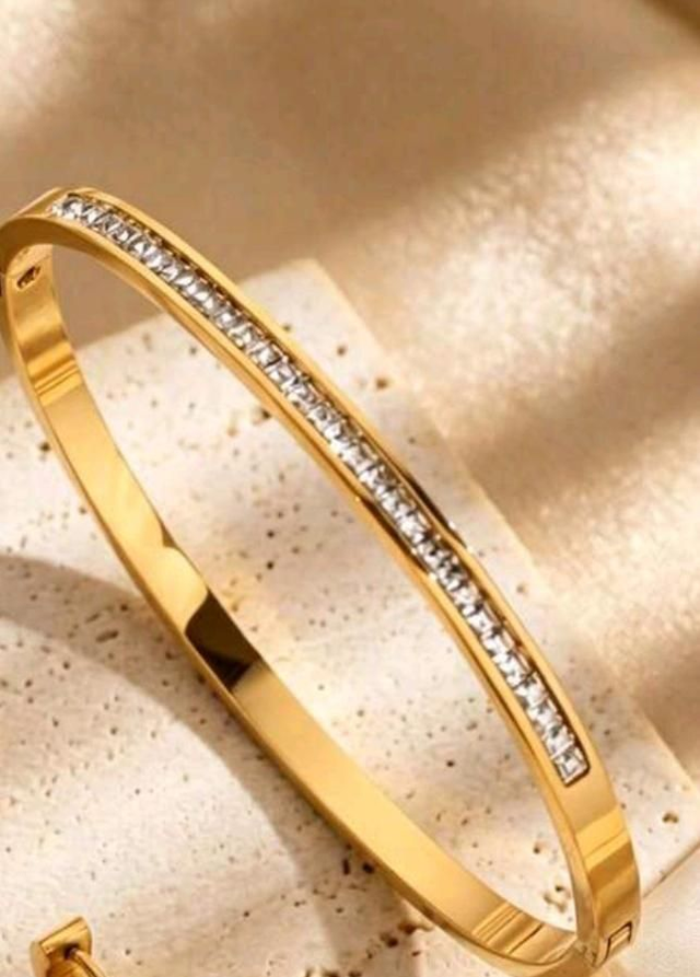 Jonc Nova – Bracelet Rigide en Acier Doré &amp; Strass