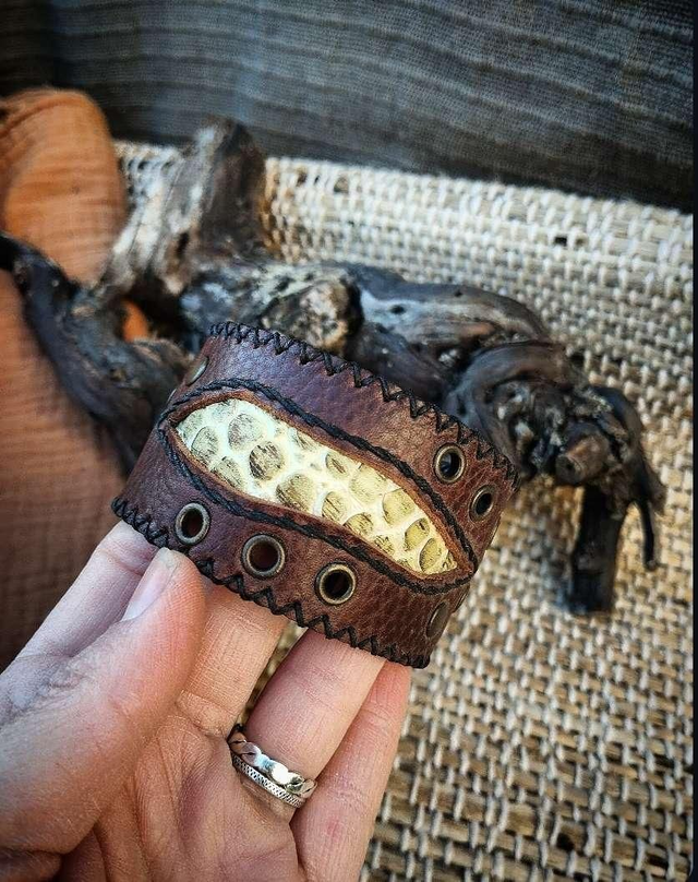 Bracelet large et ses incrustations reptile