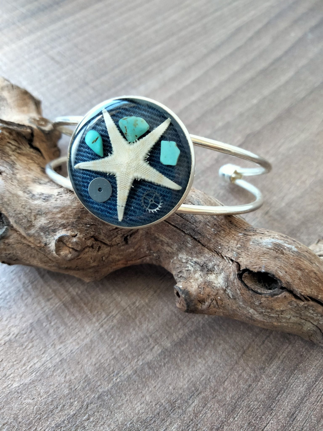 Bracelet réglable en laiton couleur argent avec insertion d'une étoile de mer avec de la résine époxy