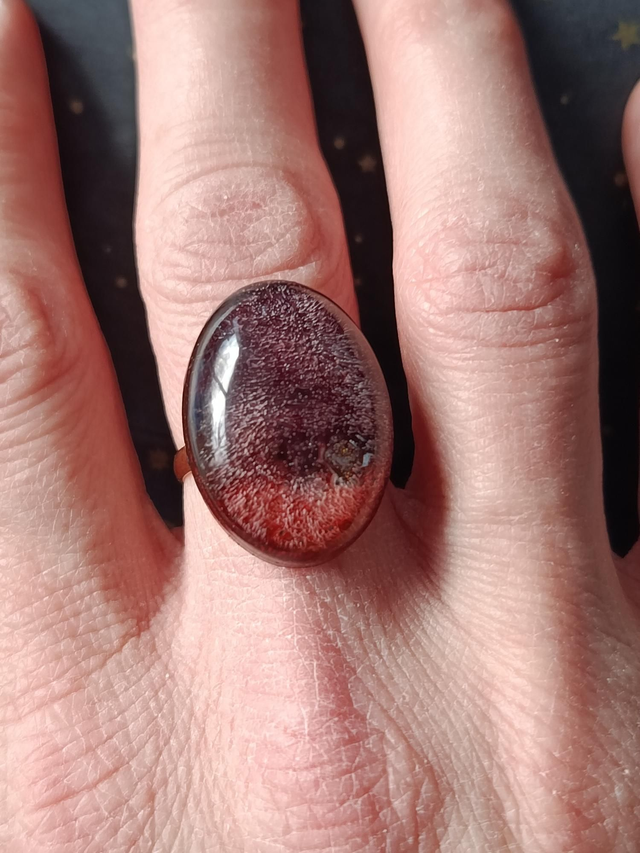 "Graine d'éclipse", bague réglable en laiton avec cabochon en résine 