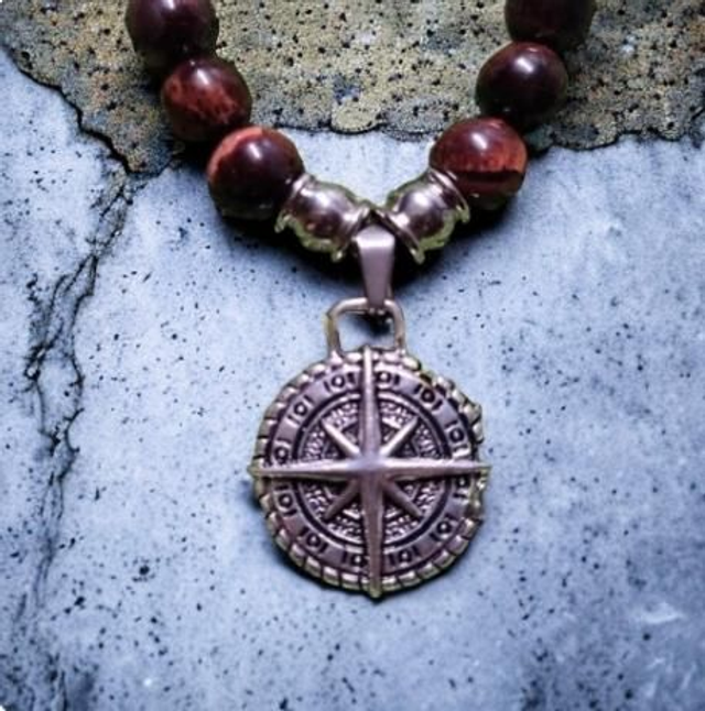 Collier en Oeil de Taureau et sa boussole (Force intérieure, Protection, Dynamisme)
