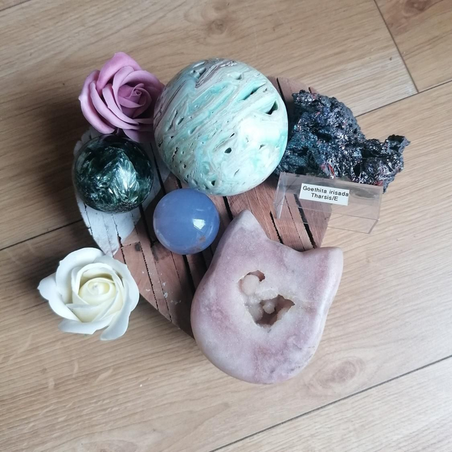 Crystal healing, pink amethyst cat, seraphinite sphere, chalcedony, goethita, aragonite gift