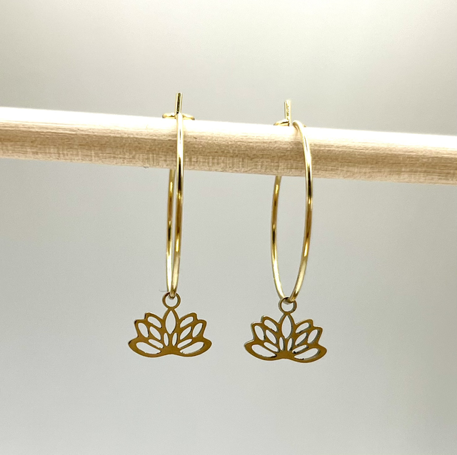 Lotus Glow – vergoldete Creolen mit Lotusblüten-Anhängern