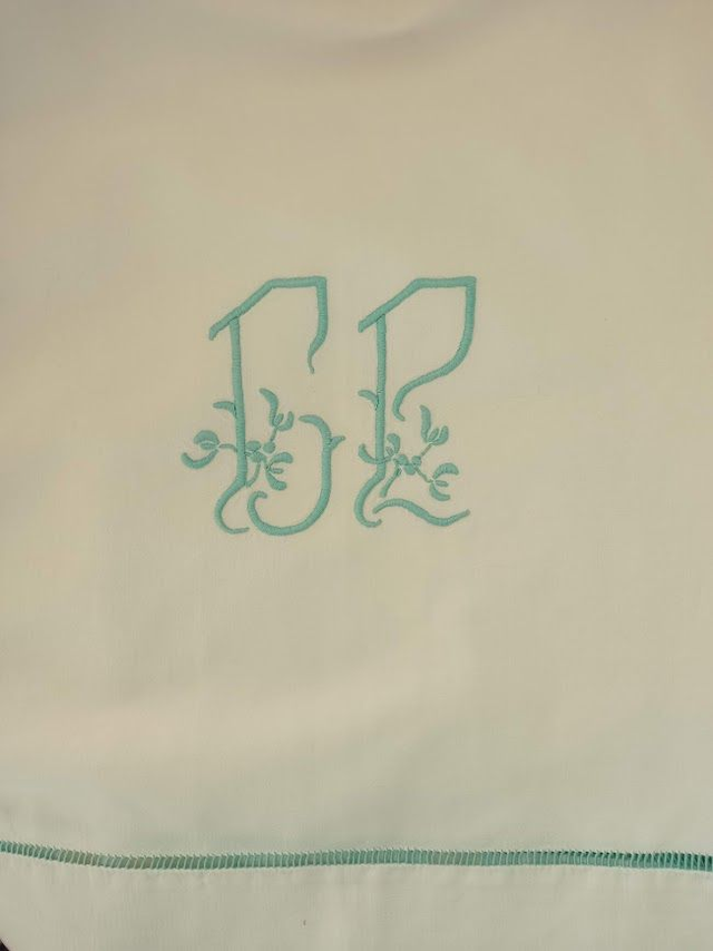 Monogramme LP brodé en vert sur drap et jours échelle verts