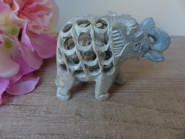 Figurine éléphant en pierre sculptée à la main – Technique undercut avec bébé éléphant à l’intérieur – Cadeau naissance ou décoration maison