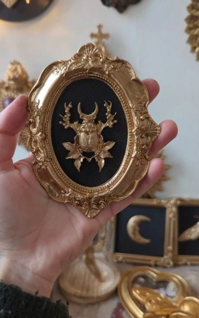 Cadre baroque doré scarabée
