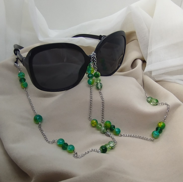 Chaîne de lunettes en perles de verre cristal et à facettes multicolores, embouts silicone, longueur 80 cm.