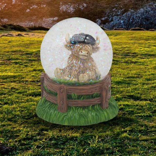 Highland Cow Cap Water Globe