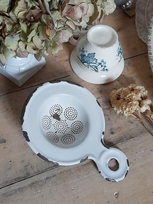 Passe-thé ancien émaillé