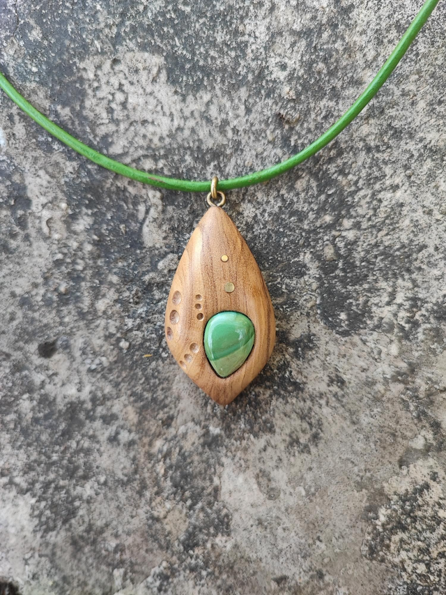 Pendentif en Bois d'Olivier, Laiton, Turquoise et Cordon Cuir