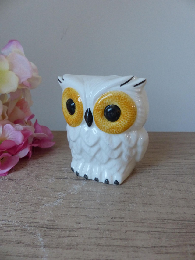 Tirelire hibou en céramique blanche et jaune – Tirelire vintage pour enfant ou décoration intérieure, symbole de chance et d’épargne